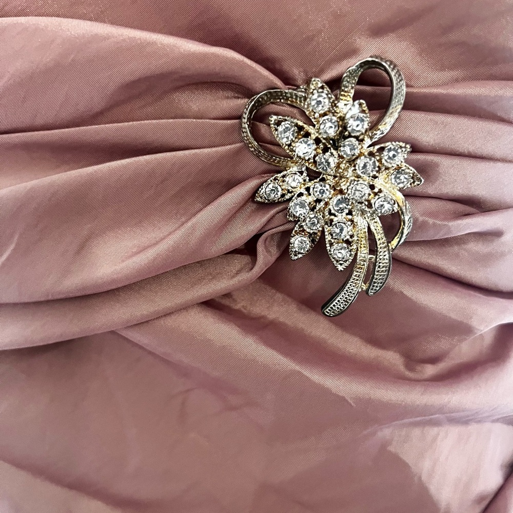 Elegant Mauve Prom Dress with Crystal Brooch